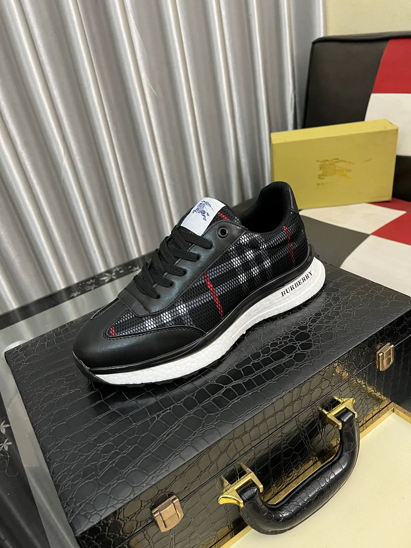 Men's shoes 💰438⌚️⌚️[BURBERRY] Burberry's authentic original high-end casual shoes🇨🇳Exquisite craftsmanship, this fabric is made of high mercerized fabric💯top layer🐷leather lining, suitable for drivers to drive🌴Original wear-resistant rubber outsole, versatile style, worth owning🍓Sizes 38-442️⃣Colors available